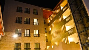 Un edificio de varios pisos con balcones y ventanas.