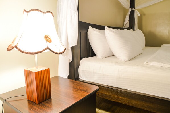 Safe på rommet, skrivebord, wi-fi (inkludert) og sengetøy