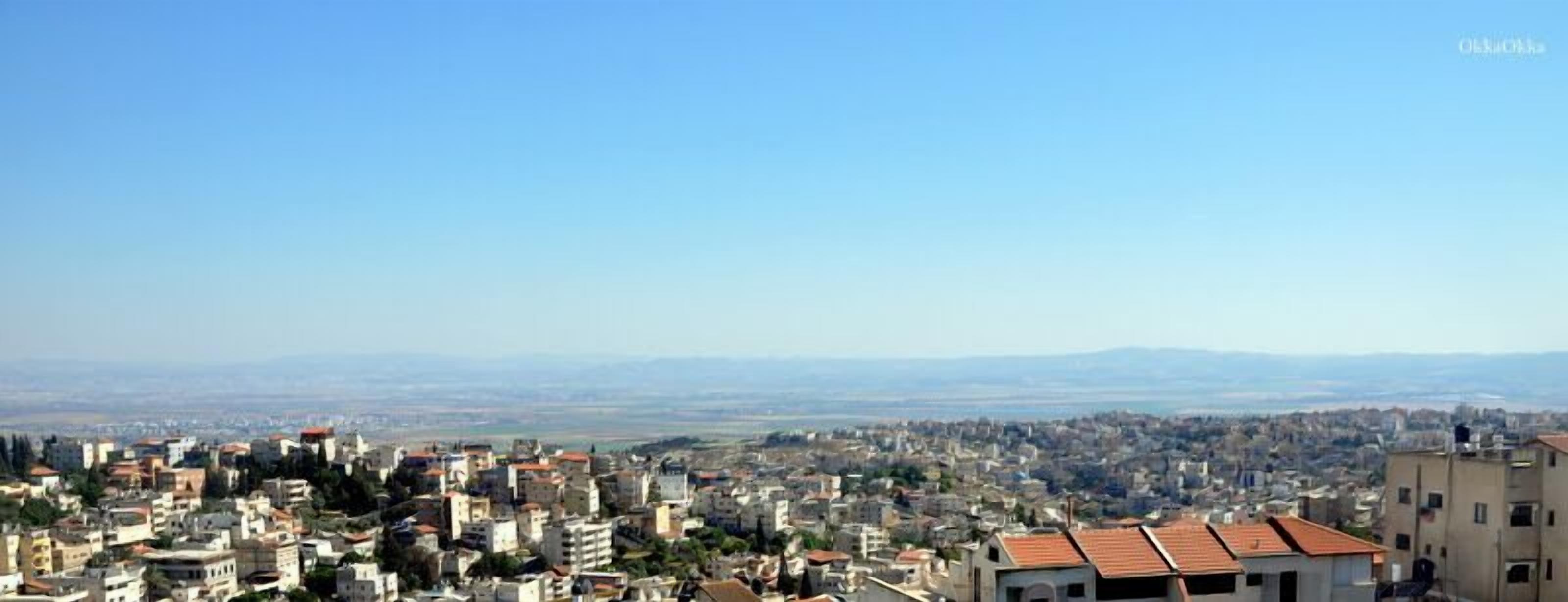 Un paisaje urbano con vistas a montañas distantes y cielo despejado.