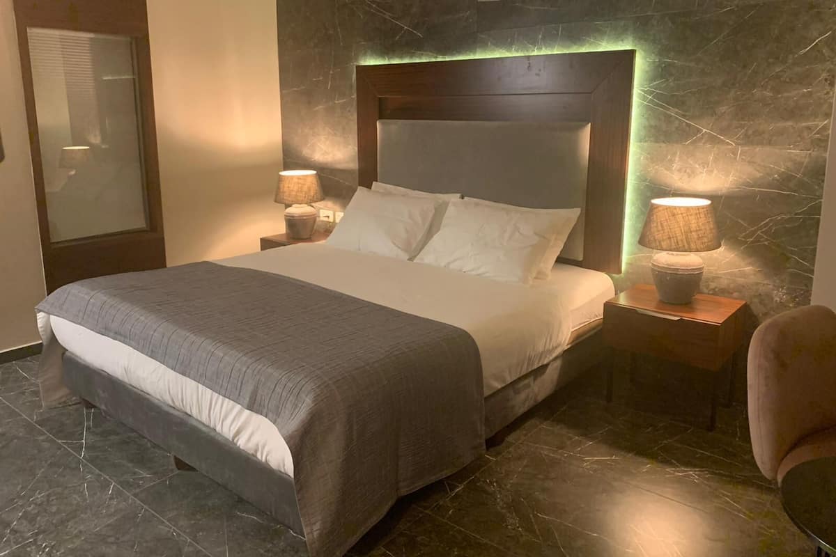Chambre Deluxe, vue sur la ville | Bureau, accès au Wi-Fi (inclus), literie fournie