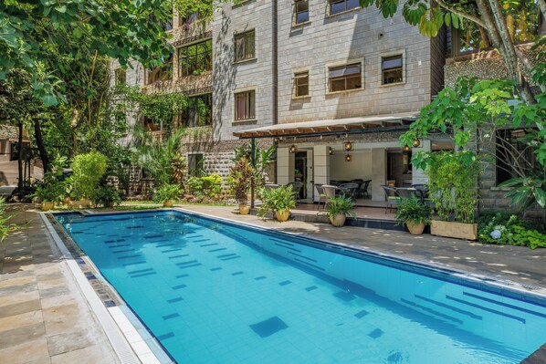 Outdoor pool - Kates Apartments (Nairobi)