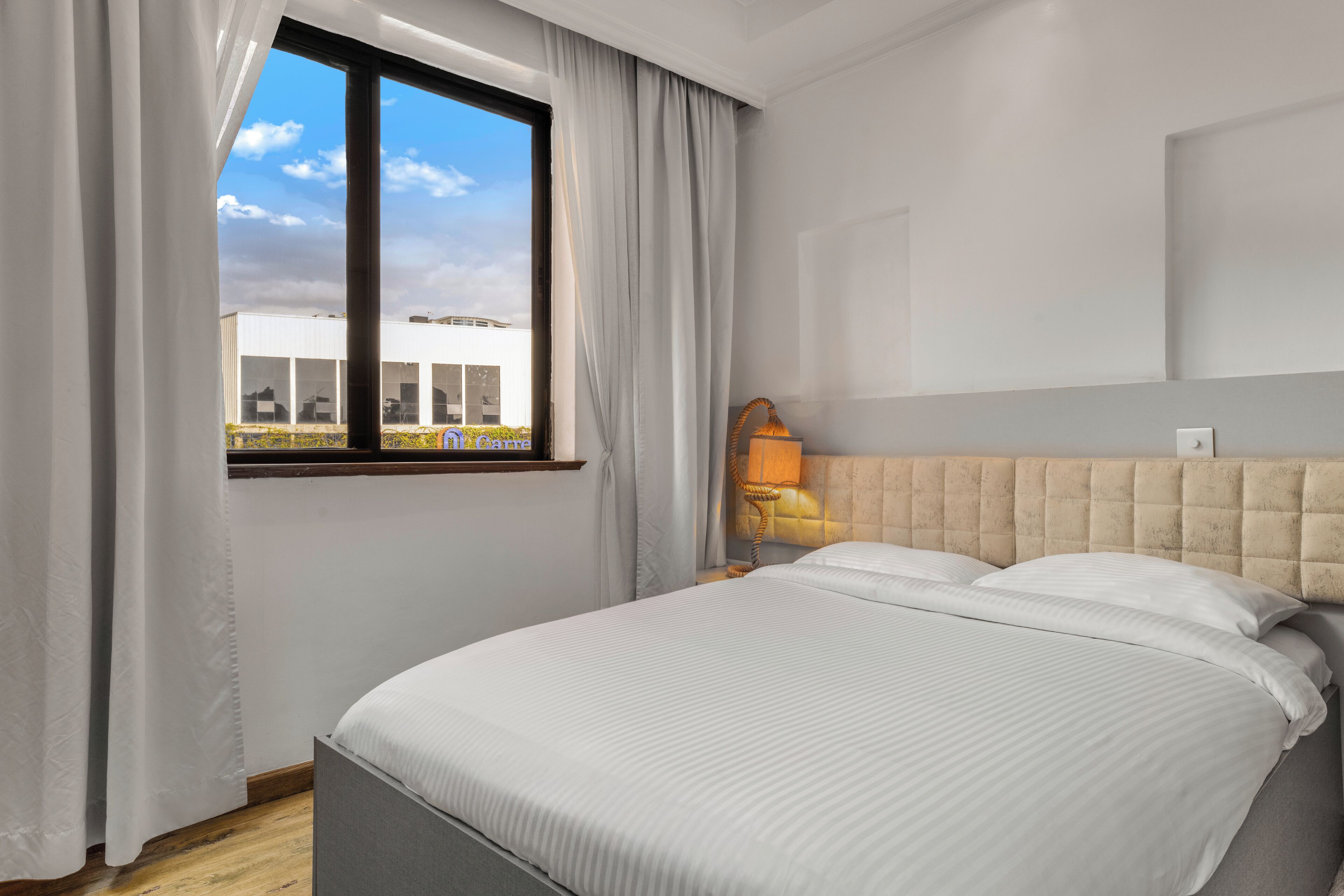 Deluxe Suite, 1 Bedroom | Minibar, in-room safe, desk, laptop workspace