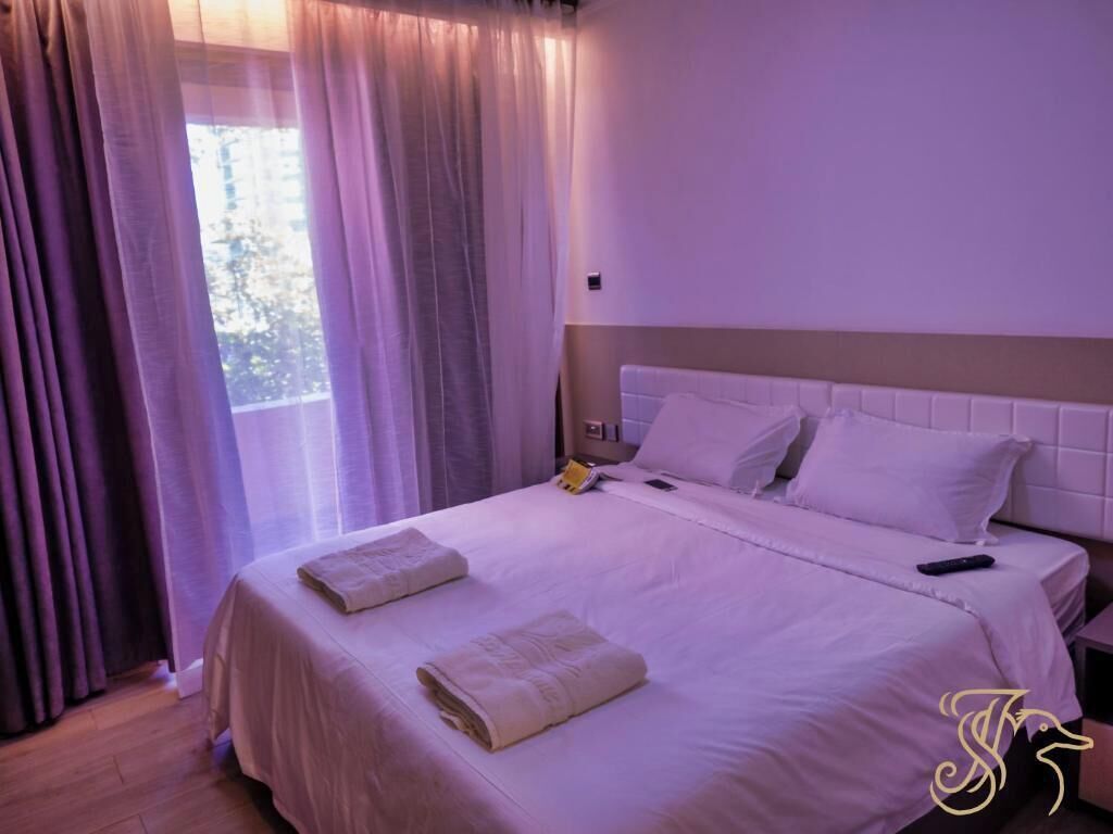 Minibar, coffre-fort, bureau