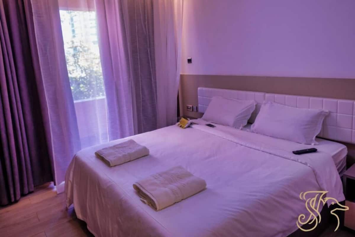 Minibar, coffre-fort, bureau