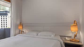 Kamar Deluks | Minibar, brankas, meja kerja, dan ruang kerja ramah laptop