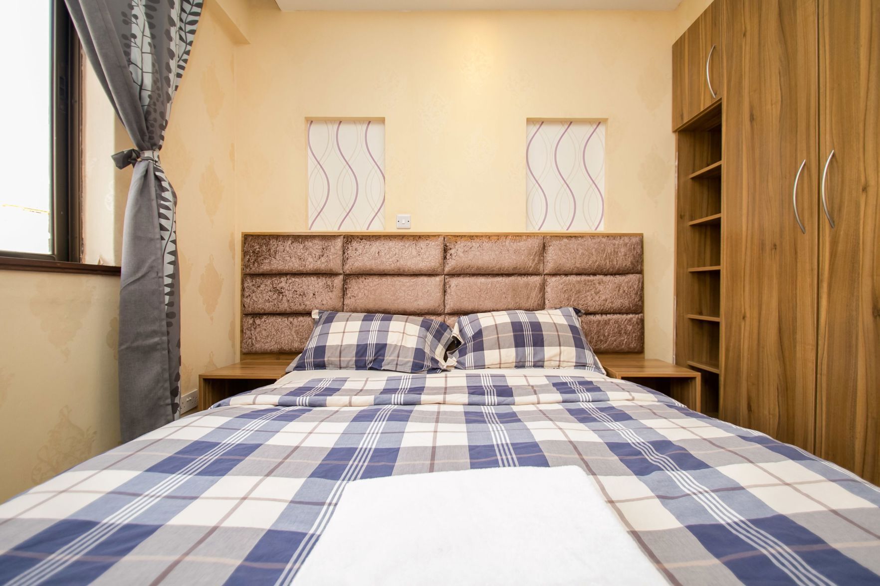 Minibar, coffres-forts dans les chambres, bureau