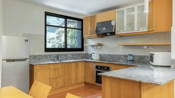 Suite Keluarga, 2 kamar tidur | Dapur pribadi | Lemari es dan mesin pembuat kopi/teh