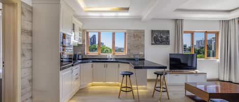 Executive Suite | Minibar, in-room safe, desk, laptop workspace