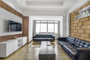 Superior Suite | Living area | TV - Kates Apartments (Nairobi)