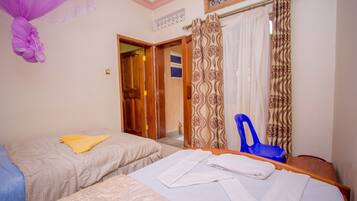 Standard Triple Room | Desk, free WiFi