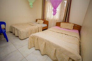 Family Room | Desk, free WiFi