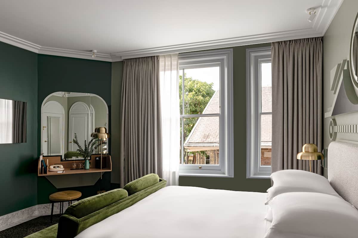 Deluxe Room (Grand Covent Garden) | Egyptian cotton sheets, premium bedding, minibar, in-room safe