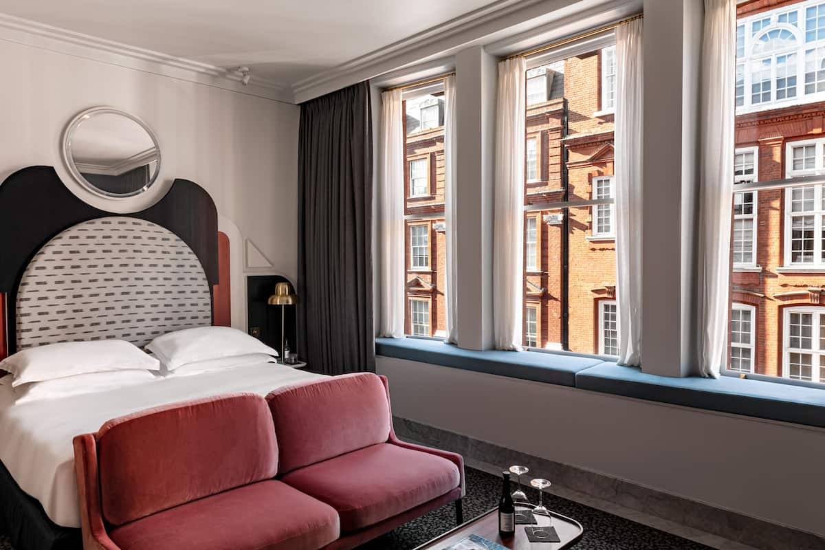 Executive Room (Henrietta) | Egyptian cotton sheets, premium bedding, minibar, in-room safe
