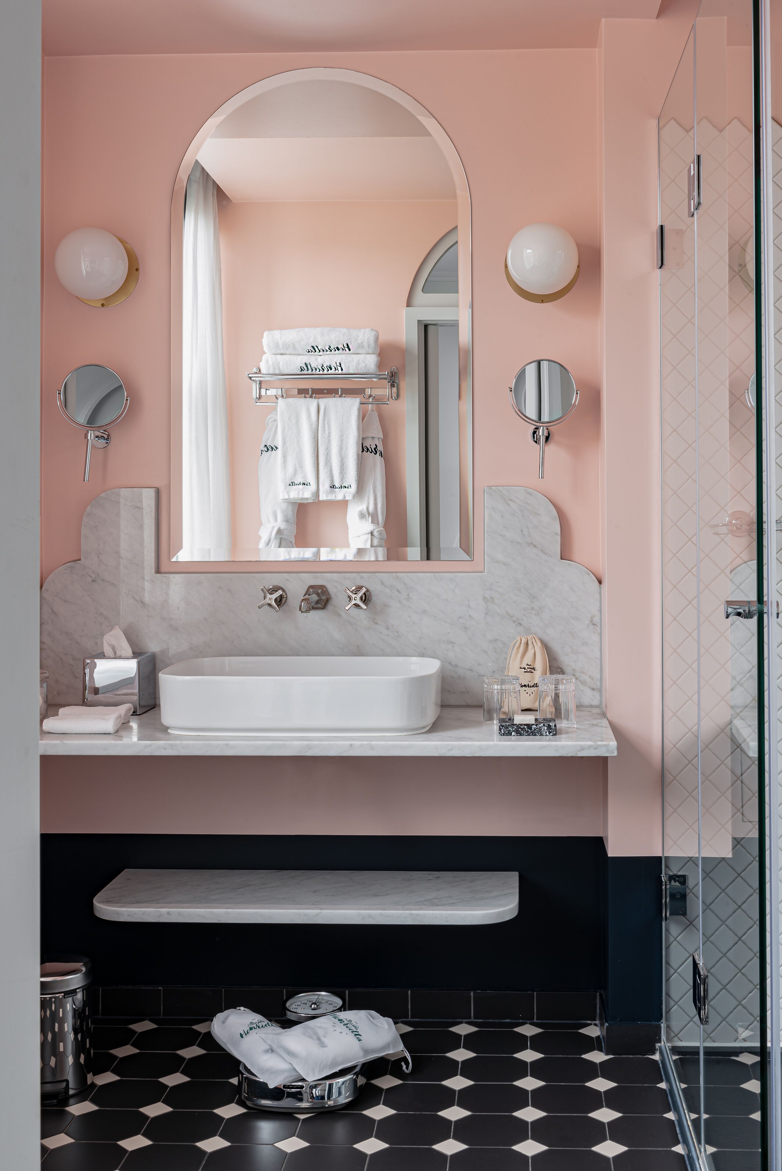 executive room (henrietta) | bathroom | combined shower/bathtub, rainfall showerhead, free toiletries, bathrobes