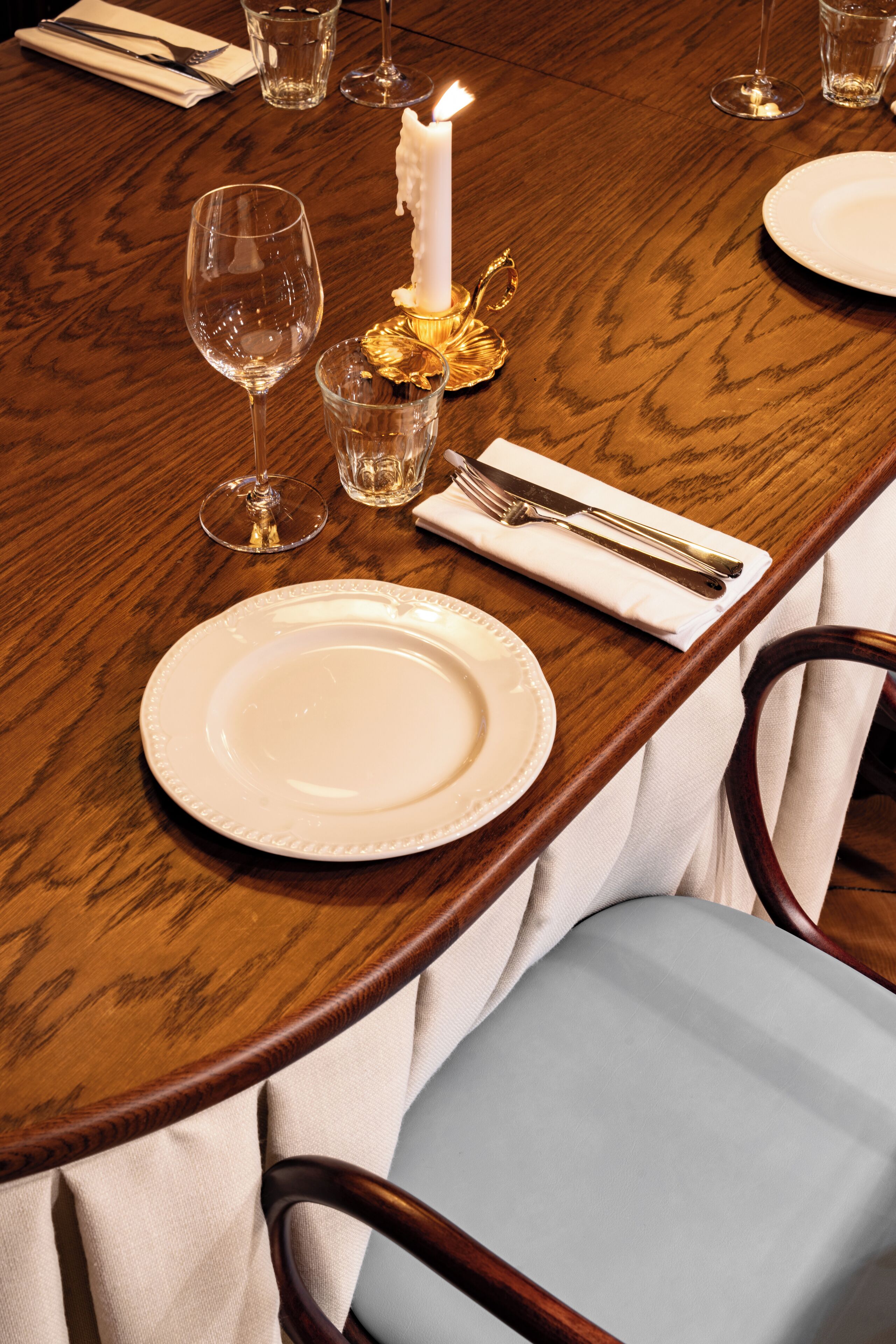 breakfast, lunch, dinner served; international cuisine