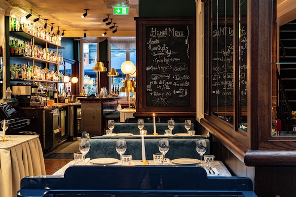 Café da manhã, almoço e jantar; culinária internacional