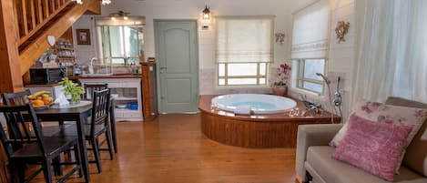 Premium Large Chalet | Área de sala de estar | Televisión de pantalla plana de 34 pulgadas con canales vía satélite