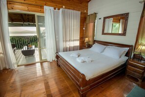 Premium Large Chalet | Desk, free cribs/infant beds, free WiFi