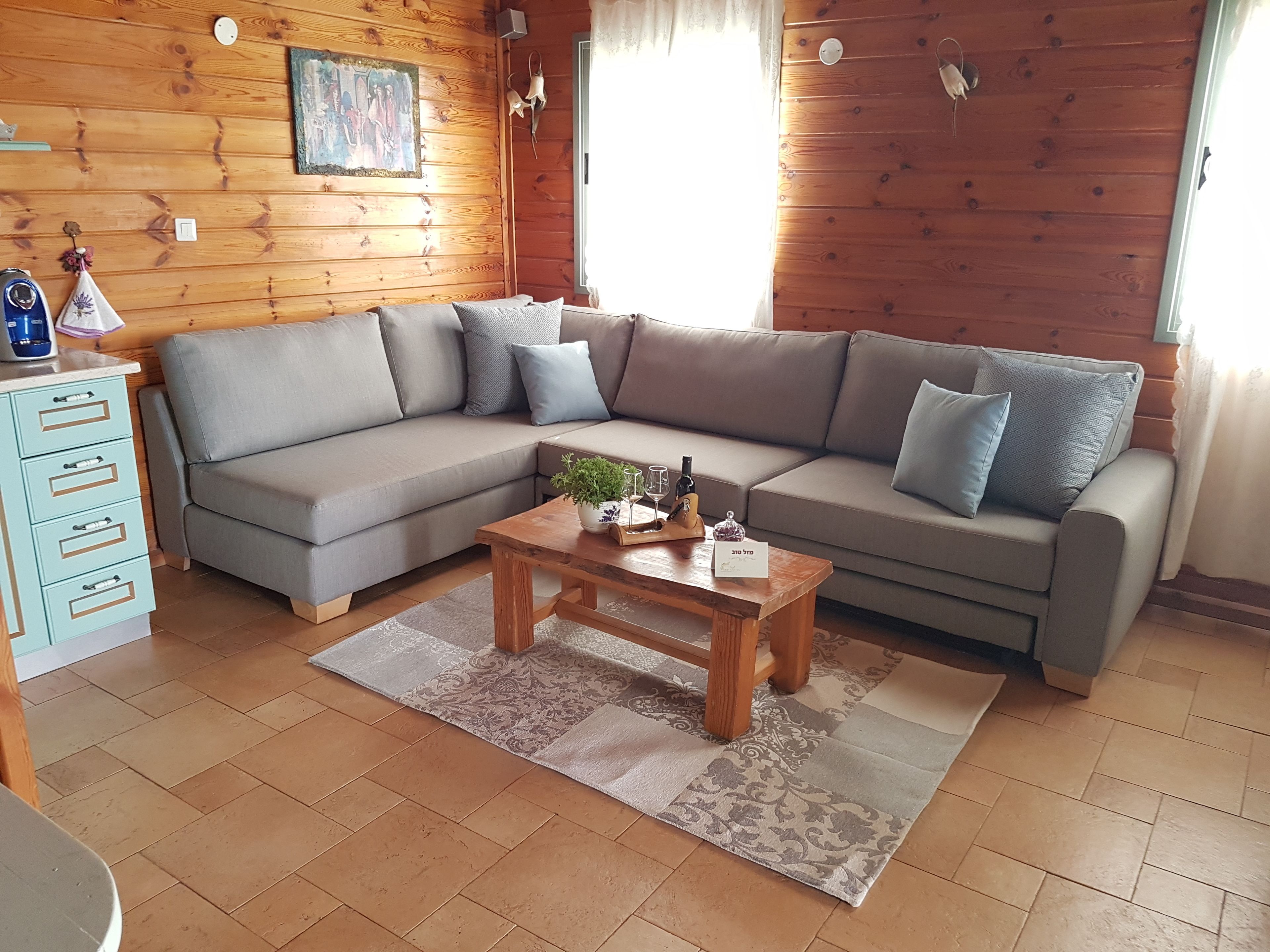 Deluxe Lake View Chalet | Woonruimte | Een 34-inch flatscreentelevisie met satellietzenders en een televisie