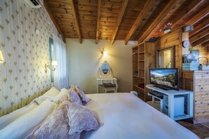 Deluxe Lake View Chalet | Desk, free cribs/infant beds, free WiFi
