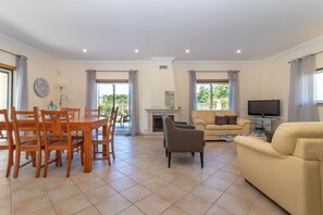 Smart TV, fireplace - Luxury villa in Albufeira with heated private pool (Albufeira)