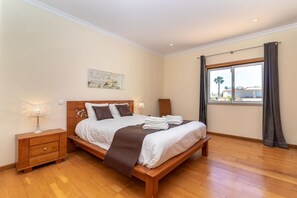 4 Schlafzimmer, Bügeleisen/Bügelbrett, kostenloses WLAN
