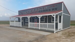 Une cabane ou un camping-car Starline avec un toit rouge, des rampes blanches et une enseigne Pepsi.