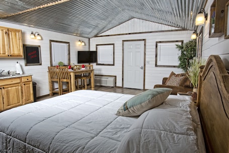 Deluxe Suite, 2 Queen Beds | Bed sheets. Stateline Cabins & RV