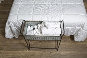 Deluxe suite, 2 queensize bedden | Badkamervoorzieningen | Een douche, gratis toiletartikelen, handdoeken, zeep