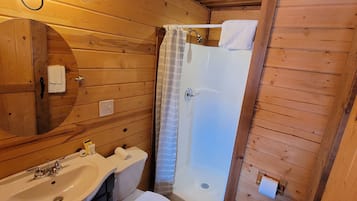 Cabin, 1 giường cỡ queen (Kozy Cabin) | Phòng tắm | Buồng tắm vòi sen, đồ dùng nhà tắm miễn phí, khăn tắm, xà phòng