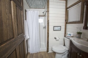Suite Deluxe, 2 letti queen | Bagno | Doccia, set di cortesia gratuito, asciugamani, sapone