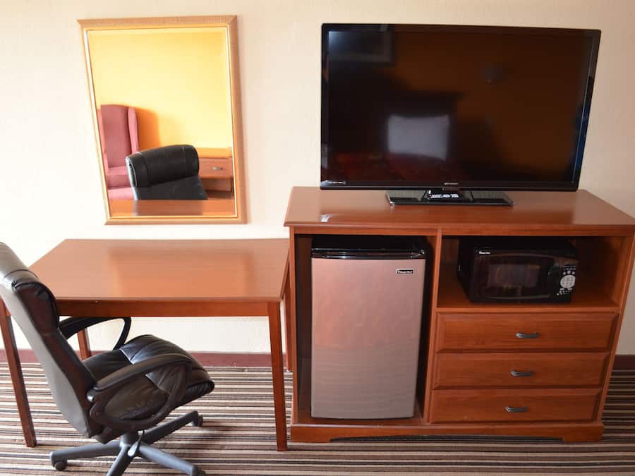 Sengetøy av topp kvalitet, senger med overmadrass og skrivebord