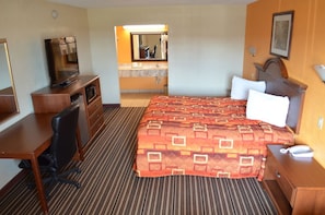 Premium bedding, pillowtop beds, desk, blackout drapes - Royal Inn (Greenville)