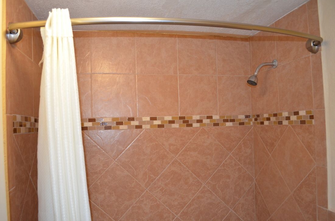 Combined shower/tub, free toiletries, hair dryer, towels