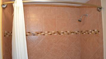Combined shower/tub, free toiletries, hair dryer, towels