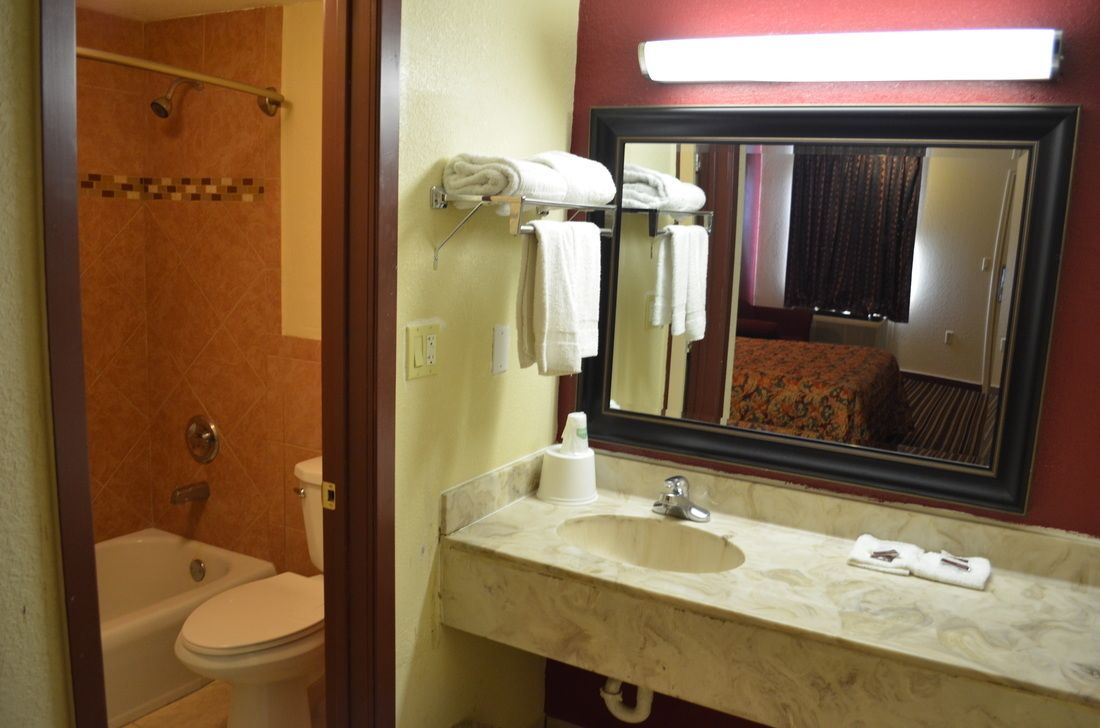 Un baño con inodoro, lavamanos y ducha.