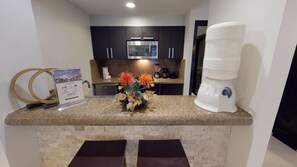 Cocina privada | Refrigerador con congelador, microondas, horno y parrilla de estufa 