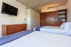 Departamento Deluxe, 2 habitaciones, cocina, vista a la ciudad | 2 habitaciones, caja de seguridad en la habitación y escritorio