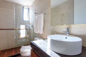 Deluxe-Apartment, 2 Schlafzimmer, Küche, Stadtblick | Dusche im Bad