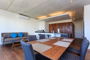 Appartement Deluxe, 2 chambres, cuisine, vue sur la ville | Repas dans la chambre