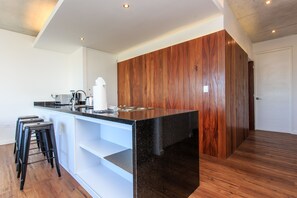 Departamento Deluxe, 2 habitaciones, cocina, vista a la ciudad | Cocina privada | Refrigerador con congelador, microondas, horno y cafetera y tetera