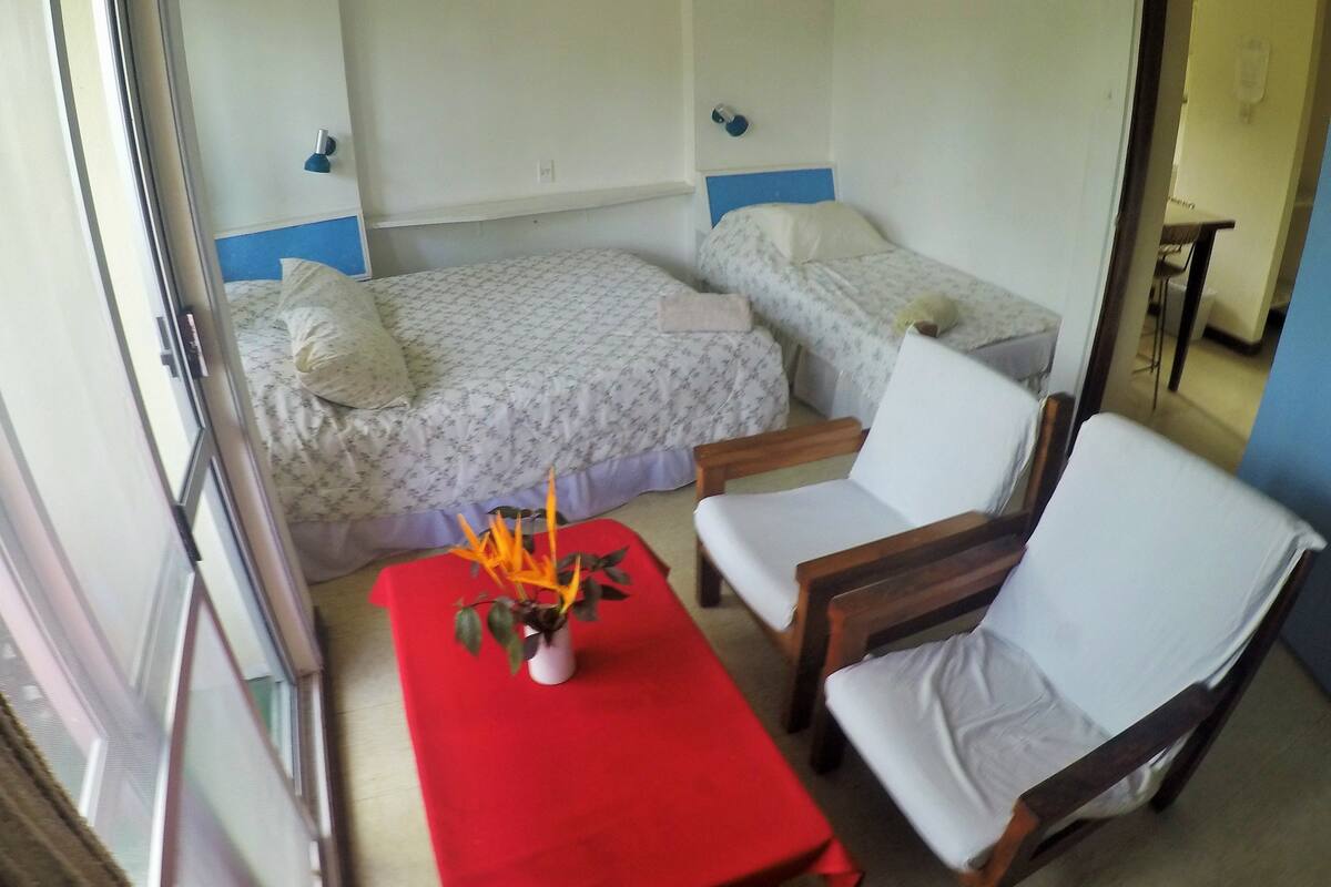 Chambre Quadruple Économique, 1 chambre, patio, en bord de piscine | Coin séjour
