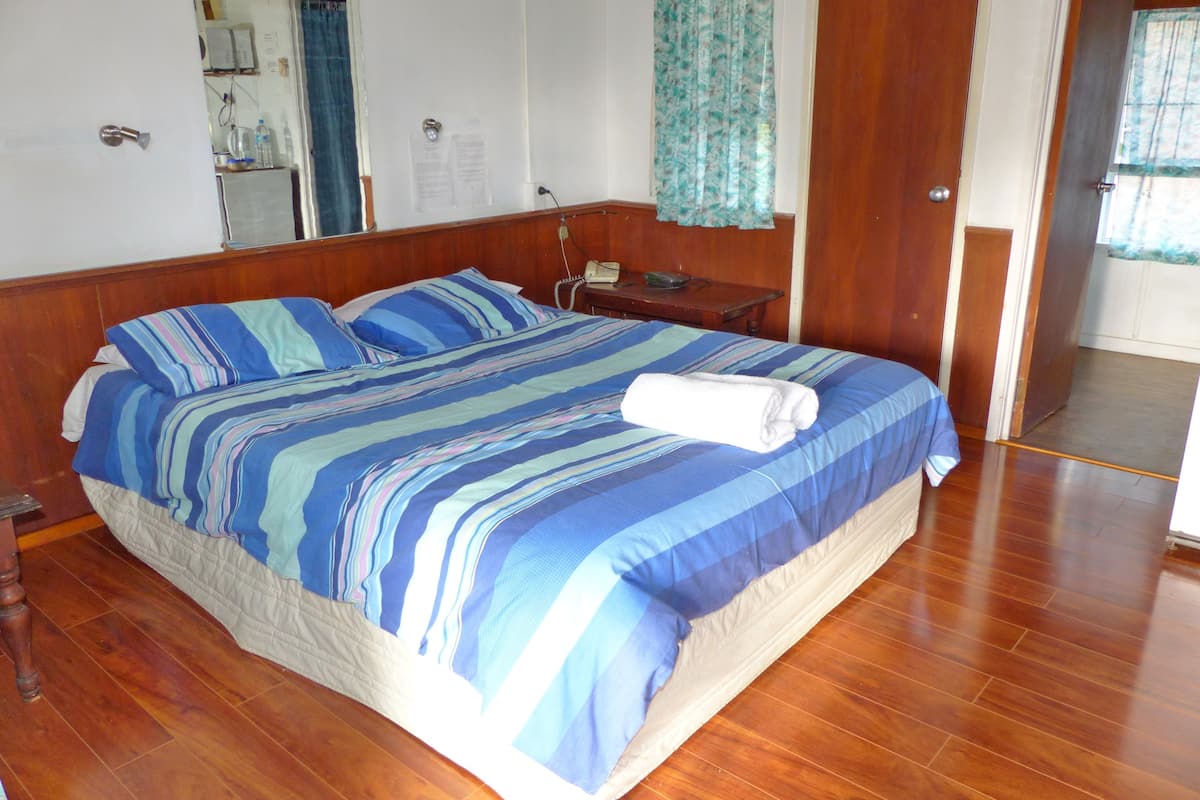 Bungalow Deluxe (Front Garden) | Coffres-forts dans les chambres, draps fournis