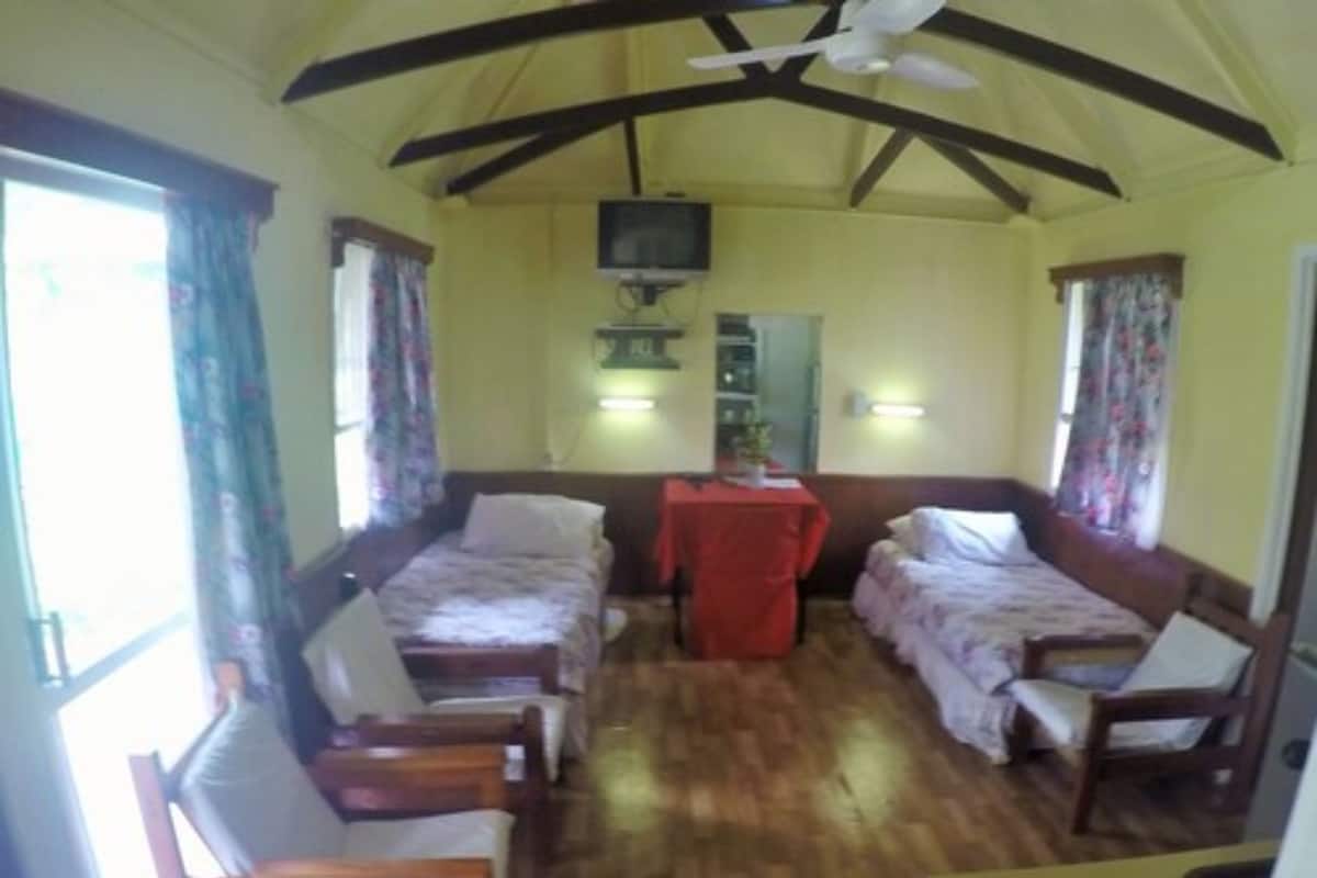 Bungalow estándar, 1 habitación, patio, vistas al jardín | Caja fuerte y ropa de cama