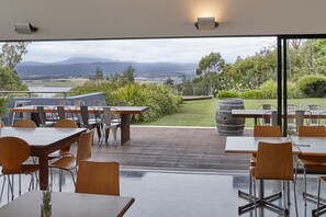Se sirven cenas, con vista al jardín
