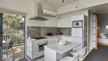 Frigorífico grande, microondas, horno y placa de cocina