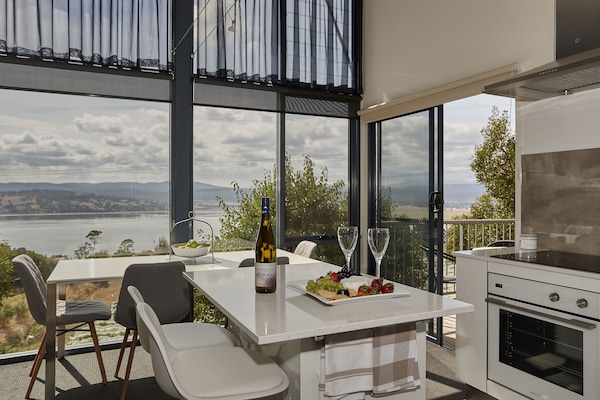 Lemari es besar, microwave, oven, dan kompor