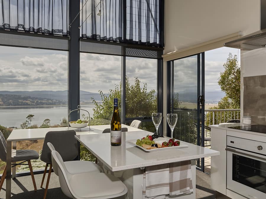 Grand réfrigérateur, micro-ondes, four, plaque de cuisson