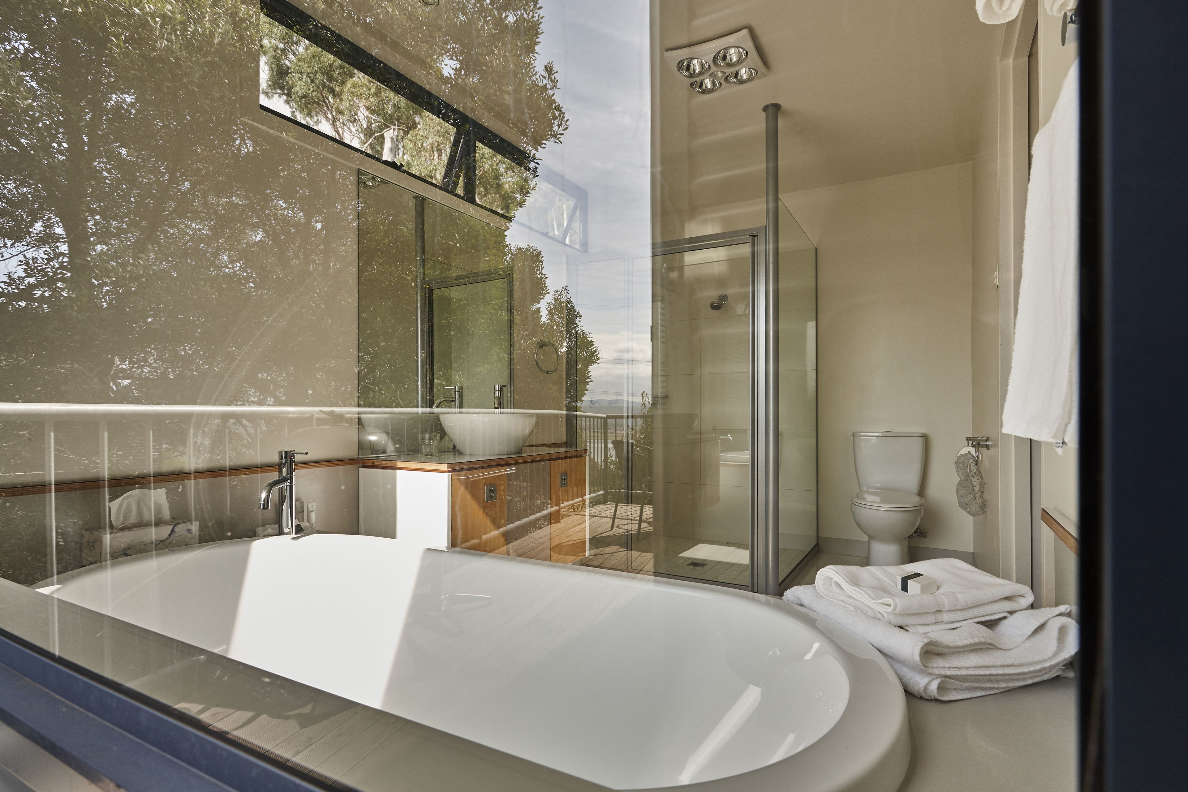 Baignoire et douche séparées, baignoire relaxante profonde