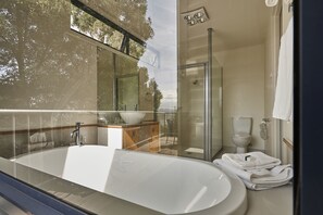 Separate bathtub and shower, deep-soaking bathtub, designer toiletries - Tamar River Apartments (Grindelwald)